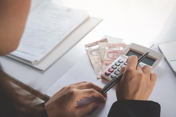 Pieniądze na ekranie – serialowe lekcje ostrożności