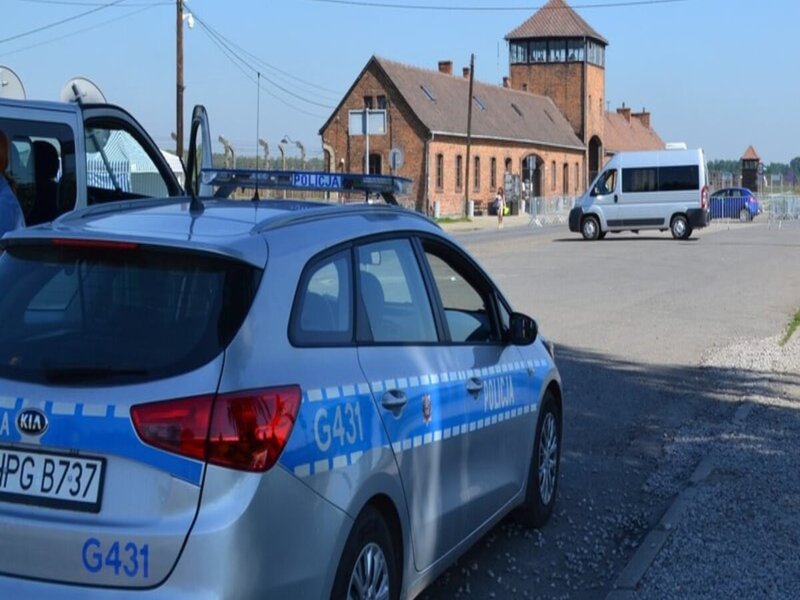 Turystów zatrzymano w Auschwitz-Birkenau: Interwencja policji