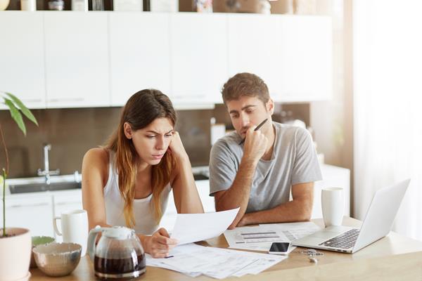 Seriale Komediowe: Lekcje Finansowe z Humorem